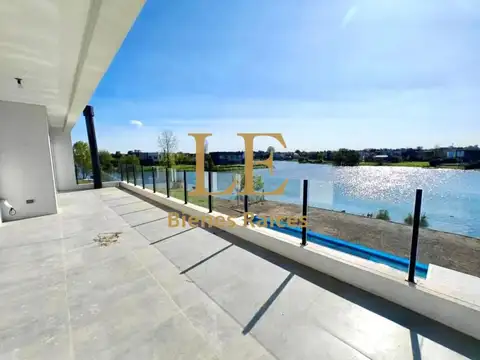 Casa en Venta con 4 cocheras