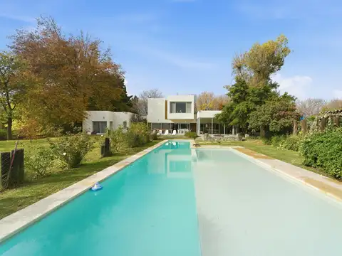 Casa 8 ambientes con 3 baños