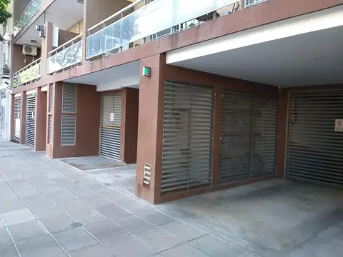 COCHERA CUBIERTA FIJA A METROS DE PLAZA BANFF