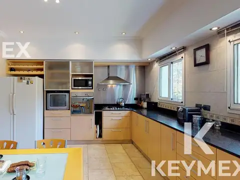 Casa en Venta con 2 cocheras