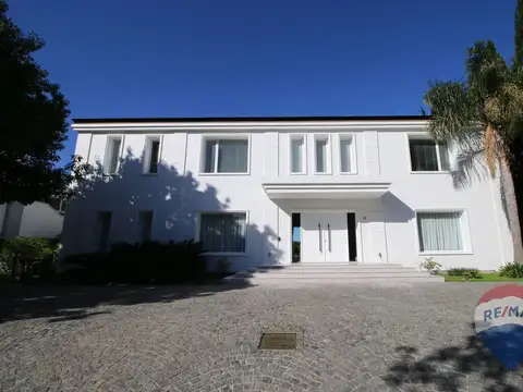 Magnifica Casa en Abril Club de Campo al Golf