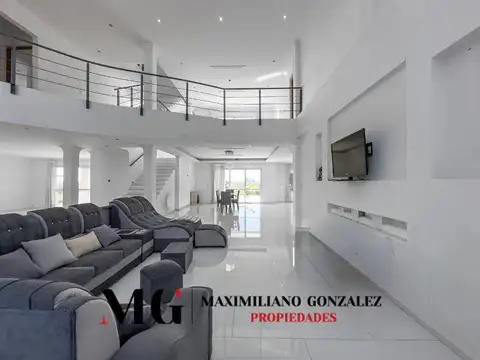 Casa en Alquiler con 1 cochera