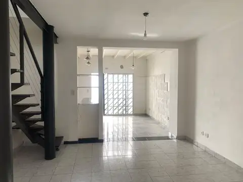 PH EN VENTA DE DOS PLANTAS CON PATIO EN GERLI