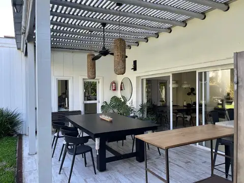 Casa 4 ambientes con 2 baños