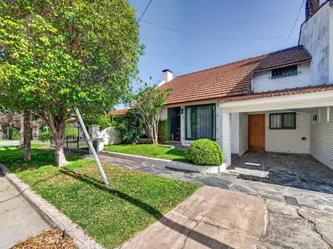 VENTA CASA MARTINEZ 4 AMBIENTES CON JARDIN PILETA QUINCHO Y COCHERA   DEPARTAMENTO INDEPENDIENTE.