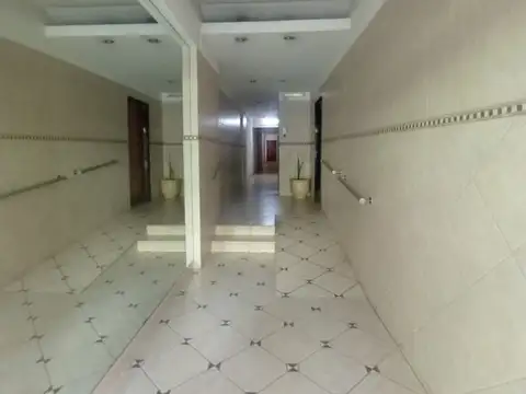 Luminoso departamento 3 ambientes con patio en planta baja.