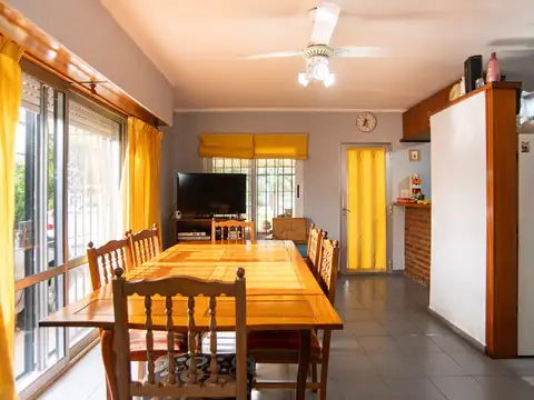 Casa 4 ambientes con 2 baños