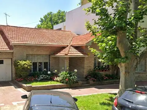 CASA 4 AMBIENTES CON PATIO RECICLADA - MIRAMAR