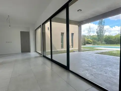 Casa 4 ambientes con 2 baños