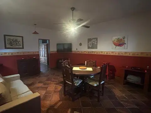 Casa 4 ambientes con 2 baños