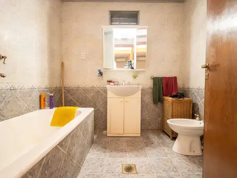 Casa 7 ambientes con 2 baños