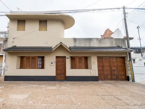 Casa amplia en venta con departamento interno