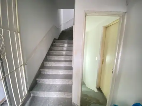 Lote en esquina con locales y vivienda 2 pisos