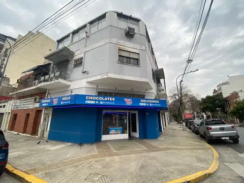 Lote en esquina con locales y vivienda 2 pisos