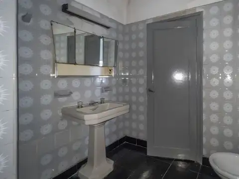 VENTA CASA DE 4 DORMITORIOS CON LOCAL AL FRENTE