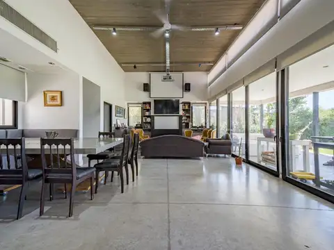 Casa 6 ambientes con 4 baños