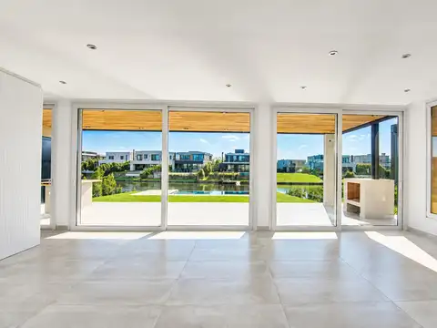 Casa en Venta con 5 cocheras
