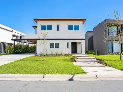 Casa 8 ambientes con 4 baños
