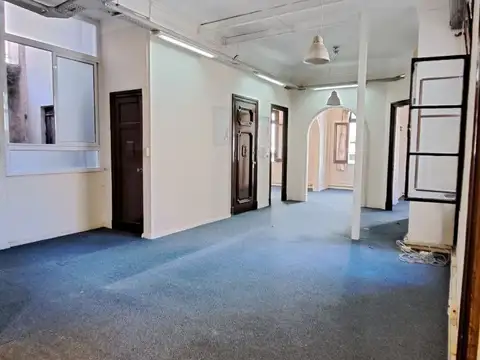 Oficina 6 ambientes con 2 baños
