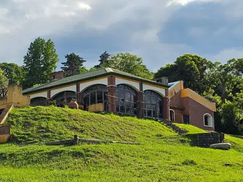 Hermosa casa de 3 dormitorios en Raco, terreno de 1.4 hectáreas con cancha de tenis, apta crédito