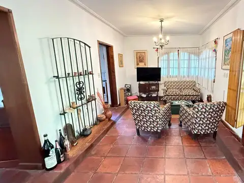 Casa 6 ambientes con 2 baños