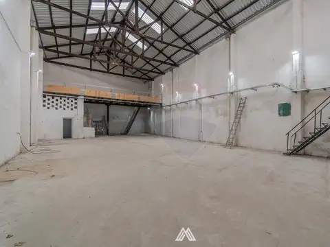 ALQUILA Galpón/Depósito/Local AGUADA sobre Avenida