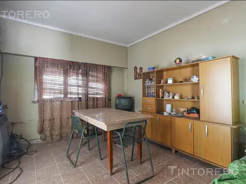 Casa en venta de 3 ambientes con local comercial en Castelar.