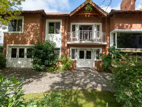 Casa en Venta en Abril Club de Campo
