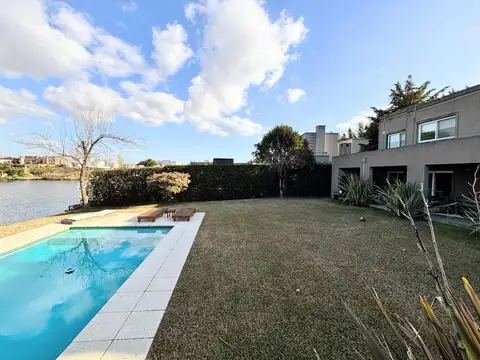 VENTA CASA 5 AMBIENTES - BARRIO LA COMARCA - a la laguna