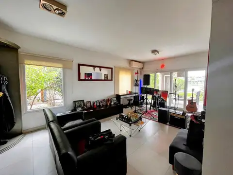 Casa 5 ambientes con 4 baños