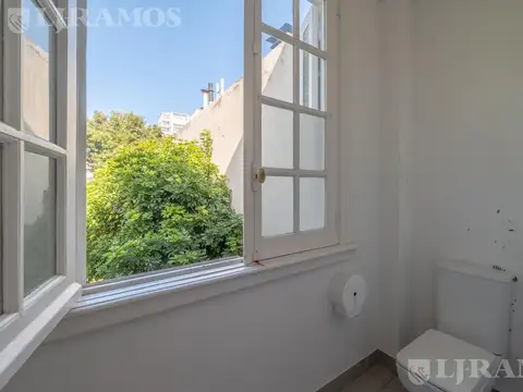 Casa en Bajo Belgrano. Jardin. Lote propio. venta y /o alquiler
