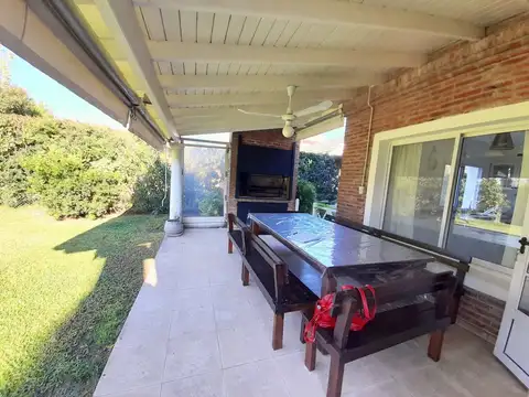 Casa 6 ambientes con 2 baños