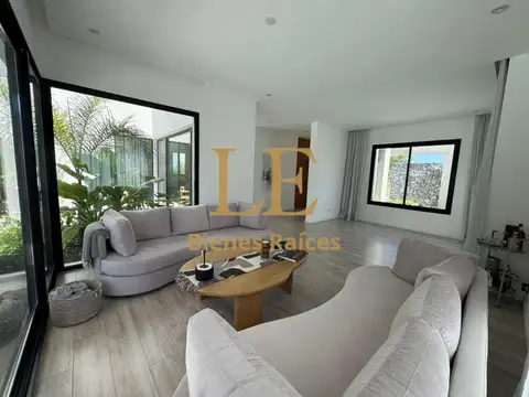 Casa en Venta con 3 cocheras