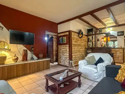 Casa 4 ambientes con 2 baños
