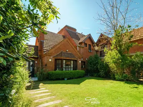 Casa en PH de 5 ambientes con jardín y balcón, Aromo al 100, Cariló