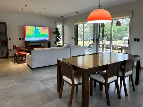 Casa 4 ambientes con 2 baños