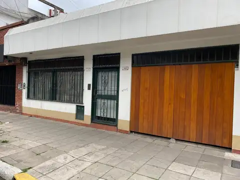 *PROPIEDAD EN P.B DE 3 AMB. C/GARAJE PASANTE Y PATIO   *PARA USO COMERCIAL O PROFESIONAL