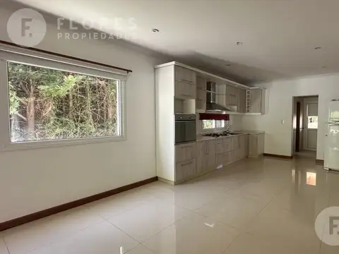 Casa en Alquiler con 2 cocheras