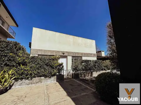 Casa en venta - 2 dormitorios 1 baño - Cochera - 105mts2 - City Bell