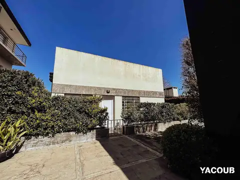 Casa en venta - 2 dormitorios 1 baño - Cochera - 105mts2 - City Bell