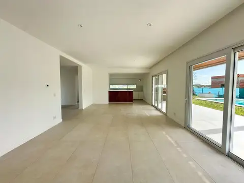 Casa 5 ambientes con 3 baños