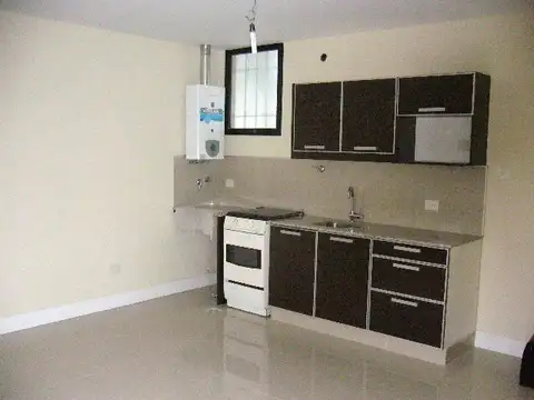PH con terraza , primer piso por escalera, al contrafrente, orientación Norte, muy luminoso.
