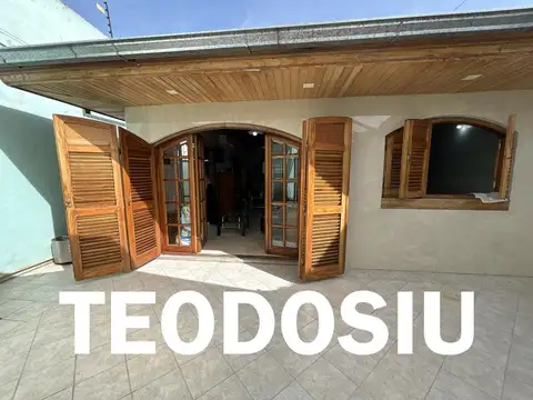 Hermosa Casa de 3 Ambientes   Quincho y Cochera Cubierta