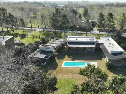 Casa en Venta con 2 cocheras