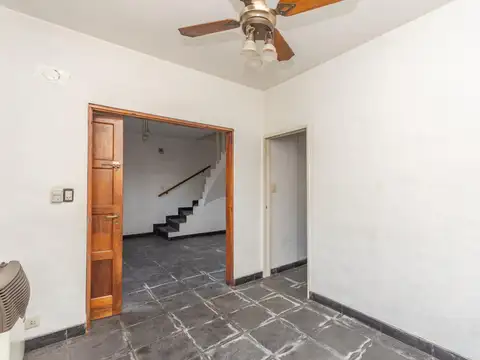 Casa 6 ambientes con 2 baños