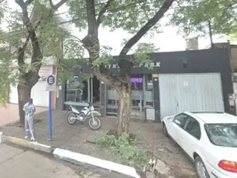 LocalesVidriera+Varios Amb.Gje Patio-Zona céntrica p/Construir- ideal Comerc.Profesión *U$$120.0000*