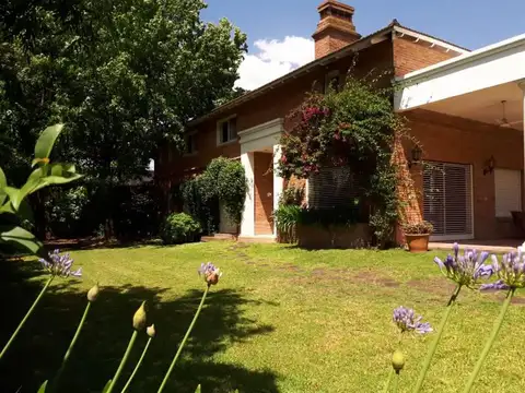 EXCELENTE CONSTRUCCION, AMPLIA CASA TRADICIONAL