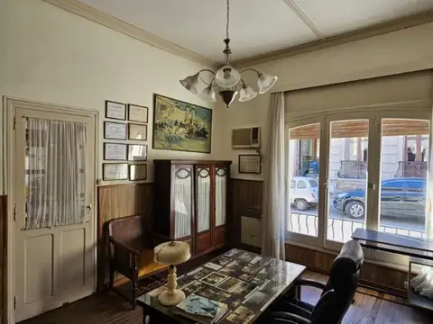 Casa en pleno centro de la ciudad!  RETASADA Amplio terreno