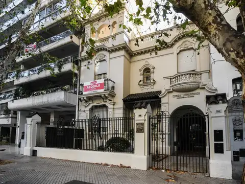 Casa patrimonial apta instituciones sobre Bv. Oroño