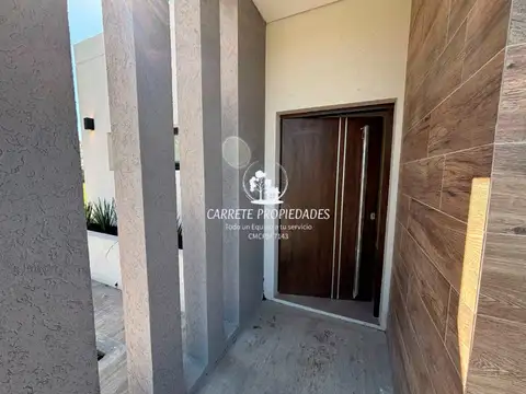 Casa en venta de 4 amb. Financiación. Con fondo a Verde. Santa Sofia. Pilar
